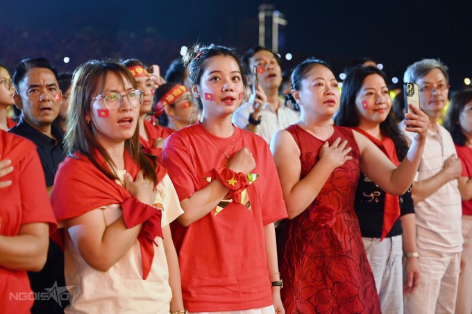 Concert 'Tự hào là người Việt Nam' diễn ra tại quảng trường trước sân vận động quốc gia Mỹ Đình tối 17/8, do Ban Tuyên giáo và dân vận Trung ương chủ trì. Theo ban tổ chức, chương trình thu hút hơn 30.000 khán giả. 20h10 chương trình mới diễn ra nhưng từ 3h chiều, hàng nghìn người đã xếp hàng để tìm chỗ ngồi thuận lợi hoặc có mặt ở khu vực diễn ra sự kiện để tìm kiếm vé vào cửa.