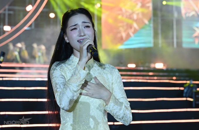 Cô còn mang đến ca khúc "Quê hương" do Giáp Văn Thạch sáng tác và được hàng ngàn người cổ vũ, hát theo.