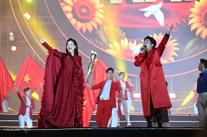 Cô còn song ca với Tùng Dương trong tiết mục "Tình yêu đất nước" của Phạm Việt Tuân.