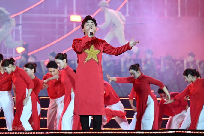 Ca sĩ Tùng Dương được giao trọng trách người lĩnh xướng bắt nhịp cho hàng chục nghìn người cùng hát ca khúc "Tiến quân ca" của nhạc sĩ Văn Cao.