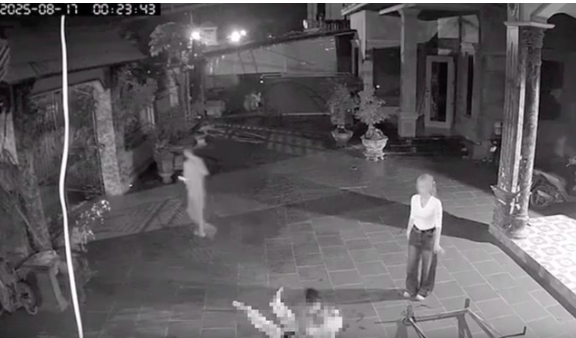 Người đàn ông gục ngã sau khi từ nhà ra. Ảnh cắt từ clip
