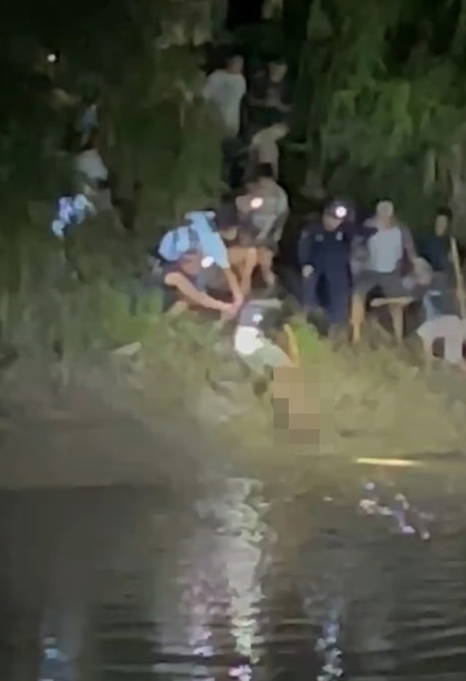 Người dân địa phương kéo thi thể nạn nhân lên bờ. Ảnh: Viral Press