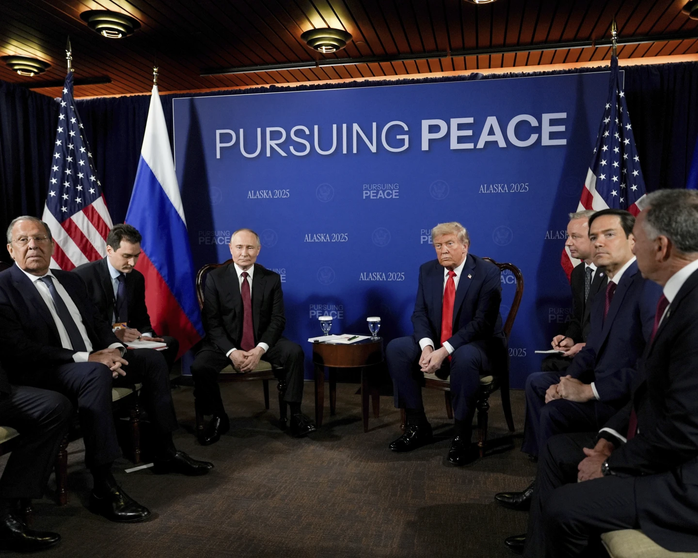 Tổng thống Mỹ Donald Trump và Tổng thống Nga Vladimir Putin tại thượng đỉnh Mỹ - Nga tại Alaska hôm 16-8. Đặc phái viên Mỹ Steve Witkoff cũng có mặt trong phái đoàn Mỹ - Ảnh: AP