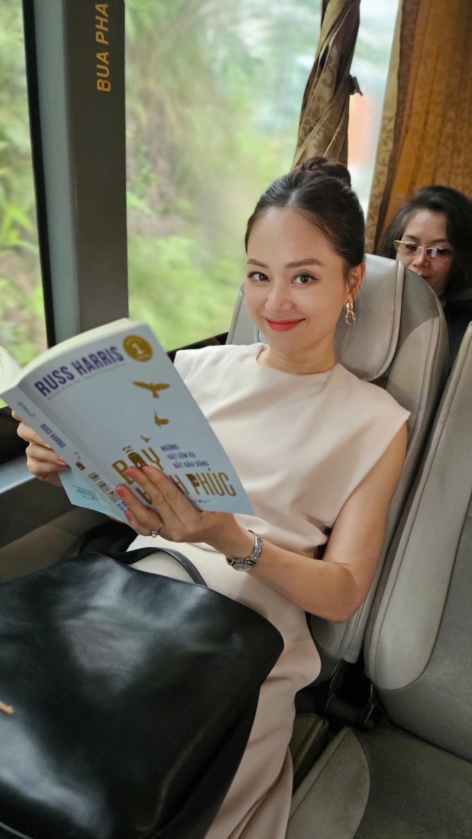 Lan Phương đọc nhiều sách để tự tìm hiểu những vấn đề tâm lý mình đang mắc phải.