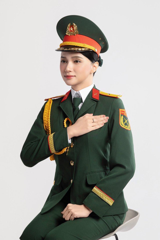 Không còn váy áo lộng lẫy hay layout trang điểm cầu kỳ, nàng hậu khoác lên mình bộ quân phục giản dị, gọn gàng. Dù vậy, sự chỉn chu và thần thái tự tin vẫn giúp cô nổi bật giữa dàn cast. Nhiều khán giả còn nhận xét rằng, vẻ đẹp mộc mạc trong màu áo lính đã mang đến cho Hương Giang sức hút rất riêng - mạnh mẽ nhưng cũng đầy nữ tính.