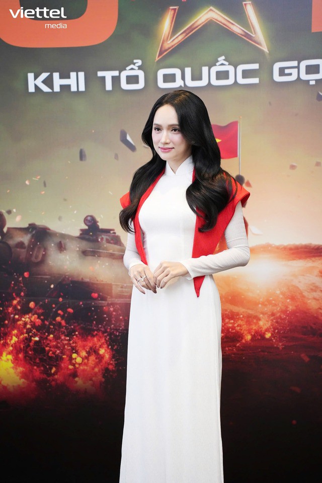 Đến với buổi họp báo chương trình, cô chọn áo dài trắng thanh lịch, tạo phong cách dịu dàng, nữ tính, dễ gây thiện cảm. Chính sự kết hợp này đã giúp cô tỏa sáng trong không gian nghiêm túc của sự kiện.