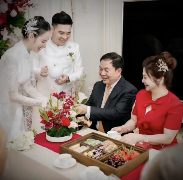 Hương Liên diện váy cưới gây chú ý.