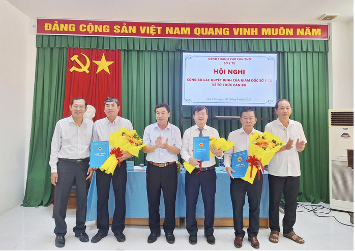 Lãnh đạo Sở Y tế TP Cần Thơ trao quyết định bổ nhiệm lại đối với ông Huỳnh Minh Trúc (đứng thứ 3 từ phải sang) cùng 2 cán bộ khác. Ảnh: Báo Cần Thơ