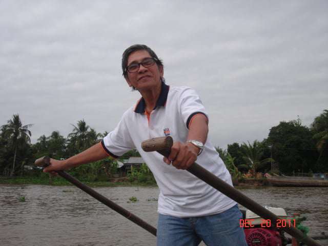 NSƯT Phương Quang chèo xuồng trên sông Hậu khi quay hình