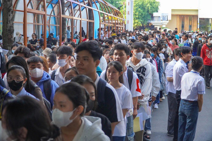 Sinh viên xếp hàng làm thủ tục nhập học năm 2024 tại Trường ĐH Công Thương TP HCM. Ảnh: HUẾ XUÂN