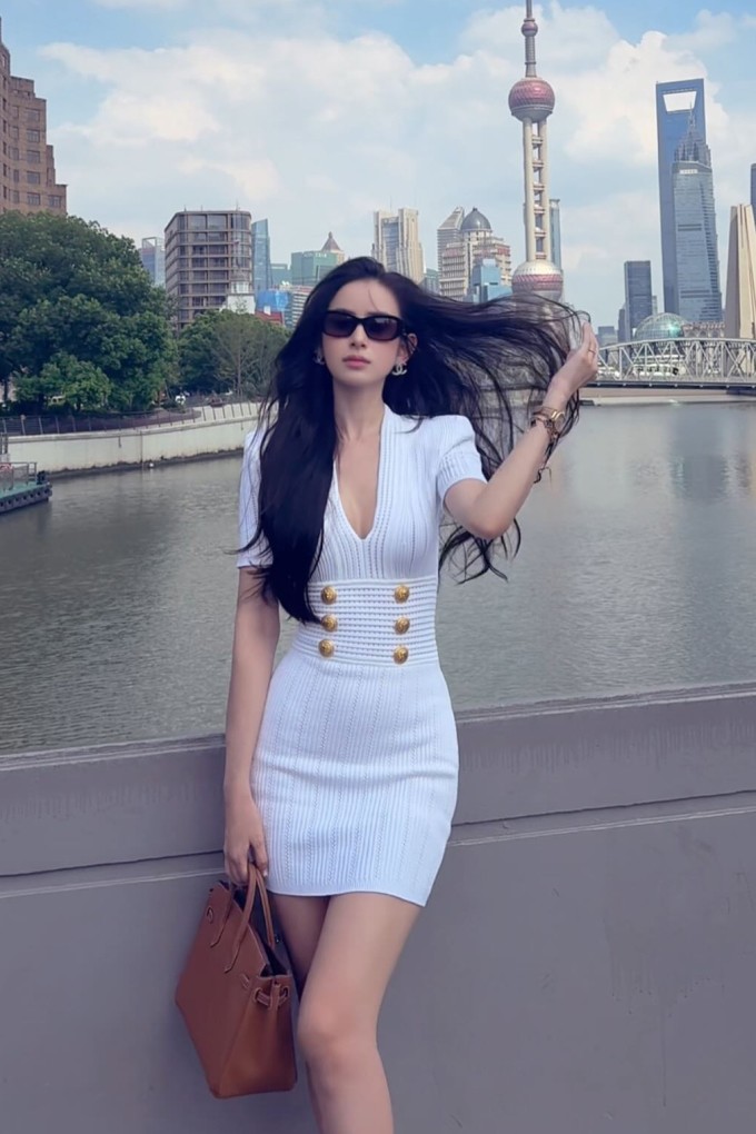 Những bức hình 'quay mặt túi vào trong' khiến Hương Liên bị nghi ngờ dùng túi nhái.