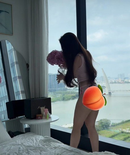 Khác với các hot girl cũng bán hàng online, N.H.P.D sử dụng loạt content khá táo bạo để gây sự chú ý. Cô nàng này thường xuyên "khoe body" trong các video, thậm chí có cả những màn "dí sát" camera, khiến nhiều khán giả không khỏi giật mình sửng sốt.