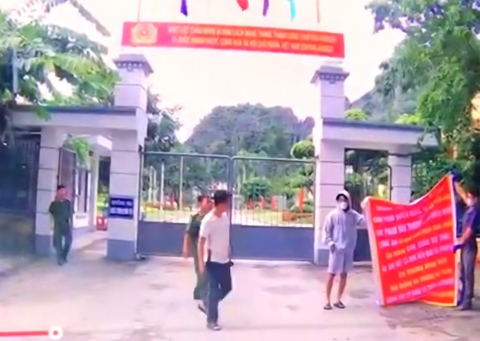 Nhóm đối tượng gây rối trước cổng Trung tâm cai nghiện Gia Minh. (Ảnh trích xuất từ camera)