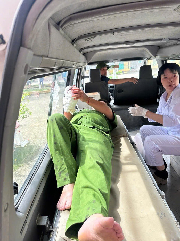 Ông Phạm Văn Thắng được khẩn trương đưa đến bệnh viện cấp cứu