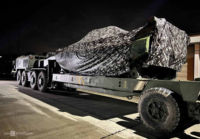 Khí tài được phủ bạt ngụy trang trước khi cơ động hành quân. Ảnh: Hoàng Phương