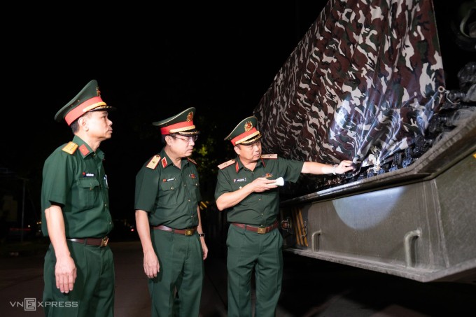 Thiếu tướng Phùng Ngọc Sơn, Tham mưu trưởng Tổng cục Hậu cần Kỹ thuật đi kiểm tra khí tài trước khi các lực lượng hành quân. Ảnh: Hoàng Phương