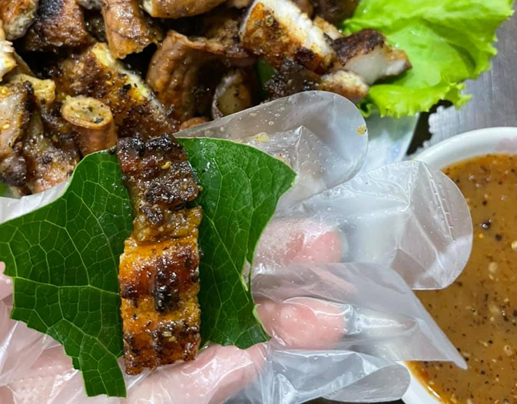 Nói đến món thịt nướng, người ta thường nhắc đến lá mắc mật, hạt mắc khén, hạt dổi... chứ ít ai biết đến loại lá xanh quấn ngoài kia tên là gì.
