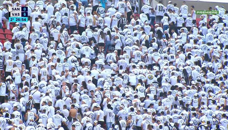 Fan Santos quay lưng về phía sân