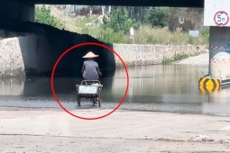 Xe máy - Xe đạp - Clip: Đạp xe qua gầm cầu ngập nước, người đàn ông nhận cái kết “tê tái”