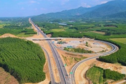 Ngắm đường cao tốc "xuyên núi, vượt sông" hơn 22.500 tỉ qua Quảng Trị trước giờ thông xe