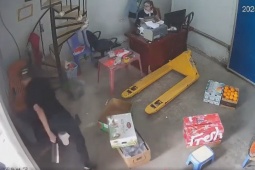 VIDEO: Kẻ "máu lạnh" vung dao chém liên tiếp người đàn ông rồi tới người phụ nữ ở chợ hoa quả