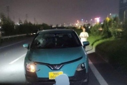 Đi bộ qua cao tốc, người đàn ông bị xe taxi tông tử vong