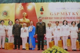 Tin tức trong ngày - Nữ trưởng công an xã được phong Anh hùng ở tuổi 25