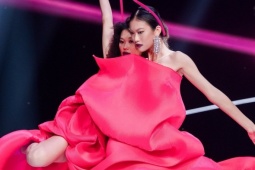 Thanh Hằng ‘nhắc bài’ lộ liễu, thí sinh ngã sõng soài trên sàn diễn