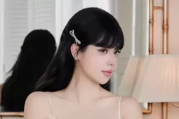 Hoa hậu Thanh Thủy lạ lẫm với tóc mái bằng, gợi nhớ một thành viên BLACKPINK