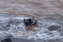 Tin tức trong ngày - Khoảnh khắc 2 người hùng cứu 5 du khách gặp nạn khi tắm biển ở Ninh Bình