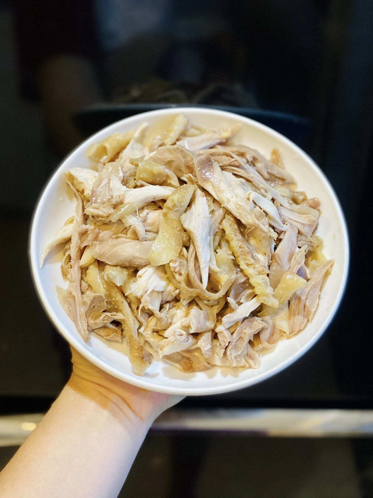 Vớt gà ra, đợi nguội rồi xé miếng vừa ăn.