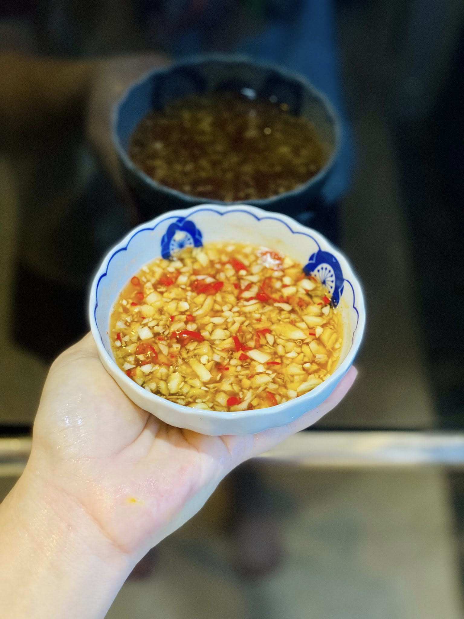 Pha nước trộn gỏi:&nbsp;2 thìa canh nước mắm,&nbsp;2 thìa canh đường, 1 thìa nước cốt chanh, 1 thìa tương ớt. Khuấy đều cho tan đường rồi cho tỏi ớt băm nhỏ vào.