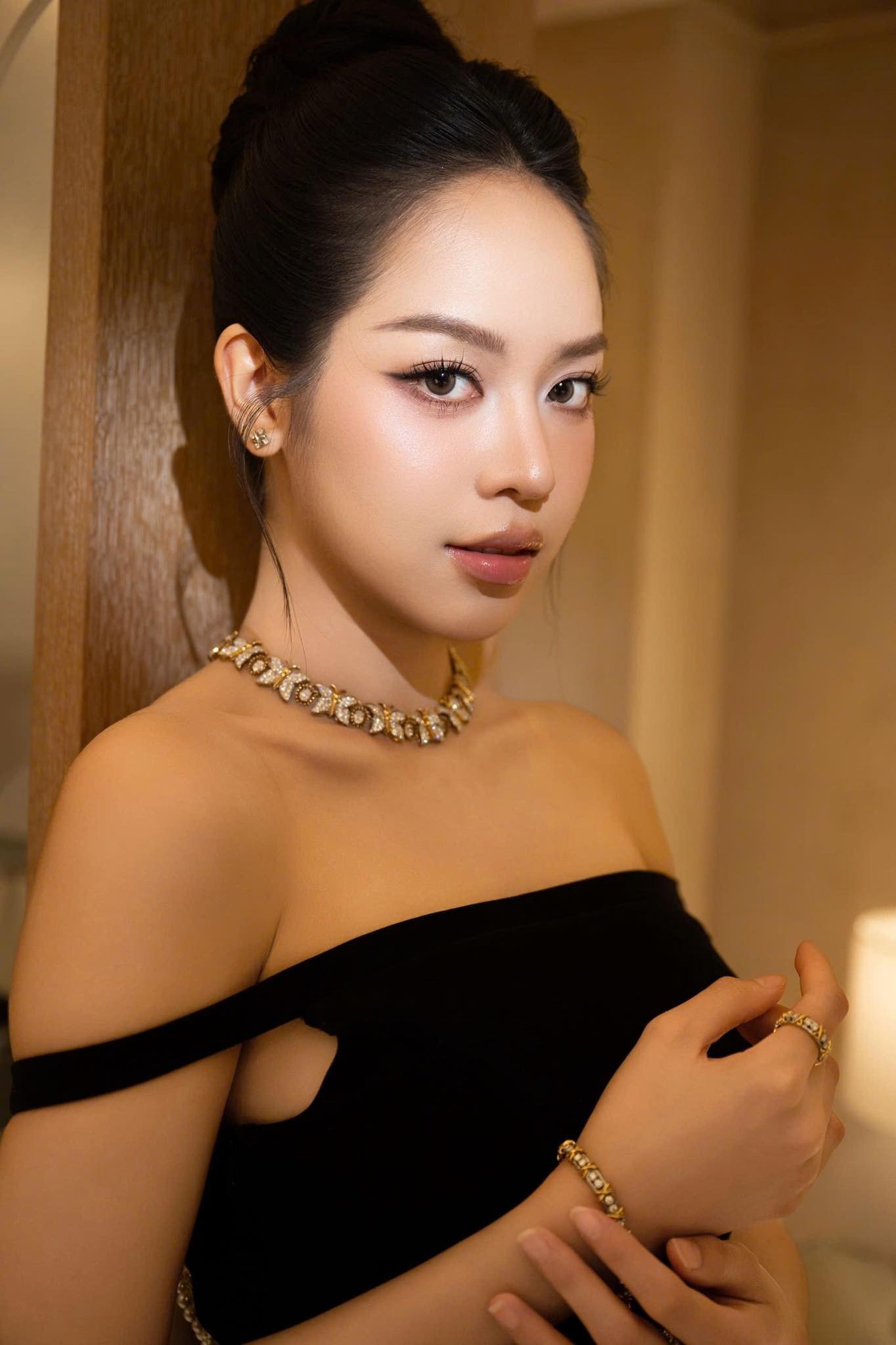 Thời gian gần đây, Hoa hậu Thanh Thủy là gương mặt được nhiều nhãn hàng ưa thích. Cô liên tục được mời làm người mẫu cho nhiều sản phẩm đa dạng, cho thấy sức hút ngày càng mạnh của Hoa hậu Việt Nam 2022.