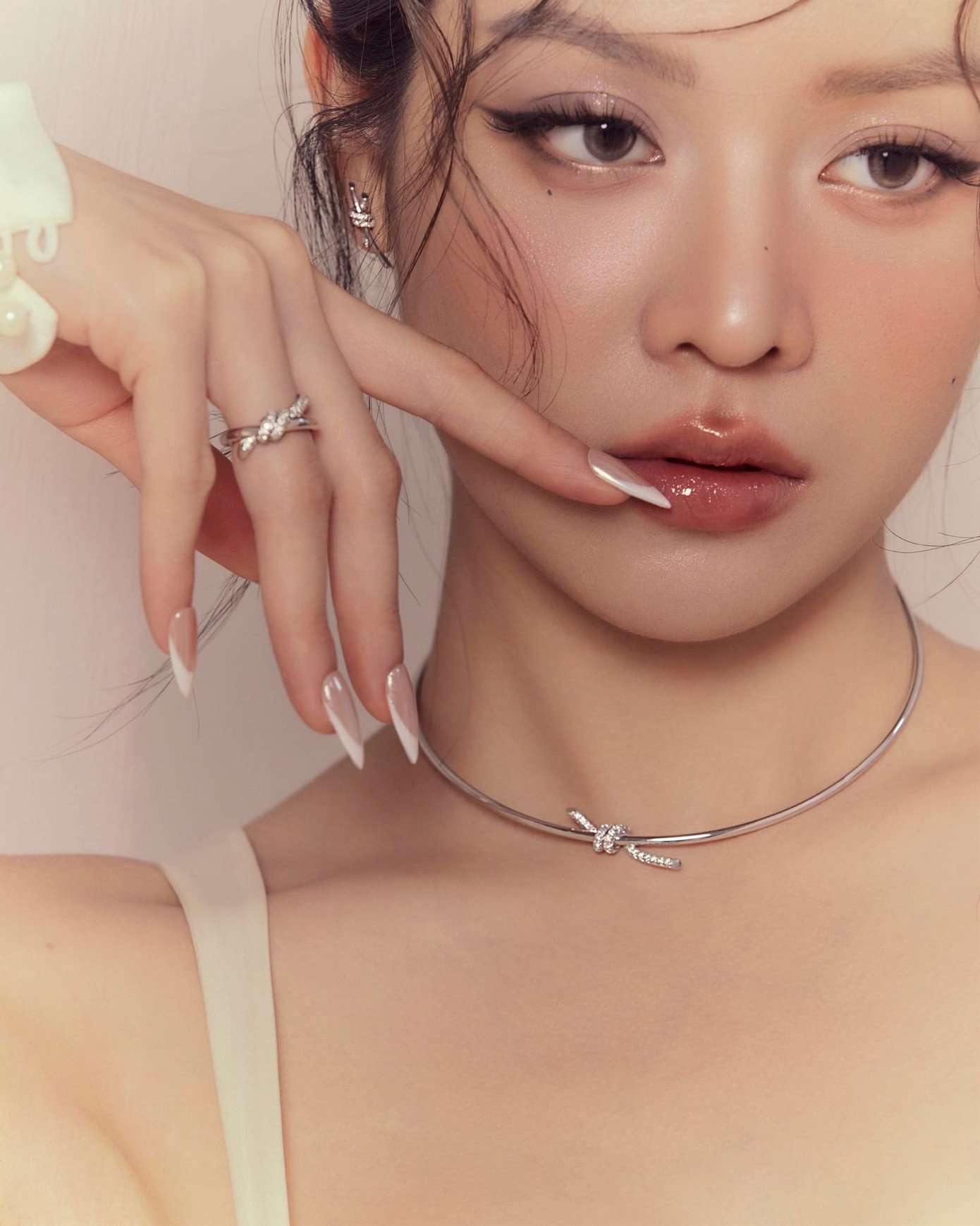 Hoa hậu Thanh Thủy lạ lẫm với tóc mái bằng, gợi nhớ một thành viên BLACKPINK - 8