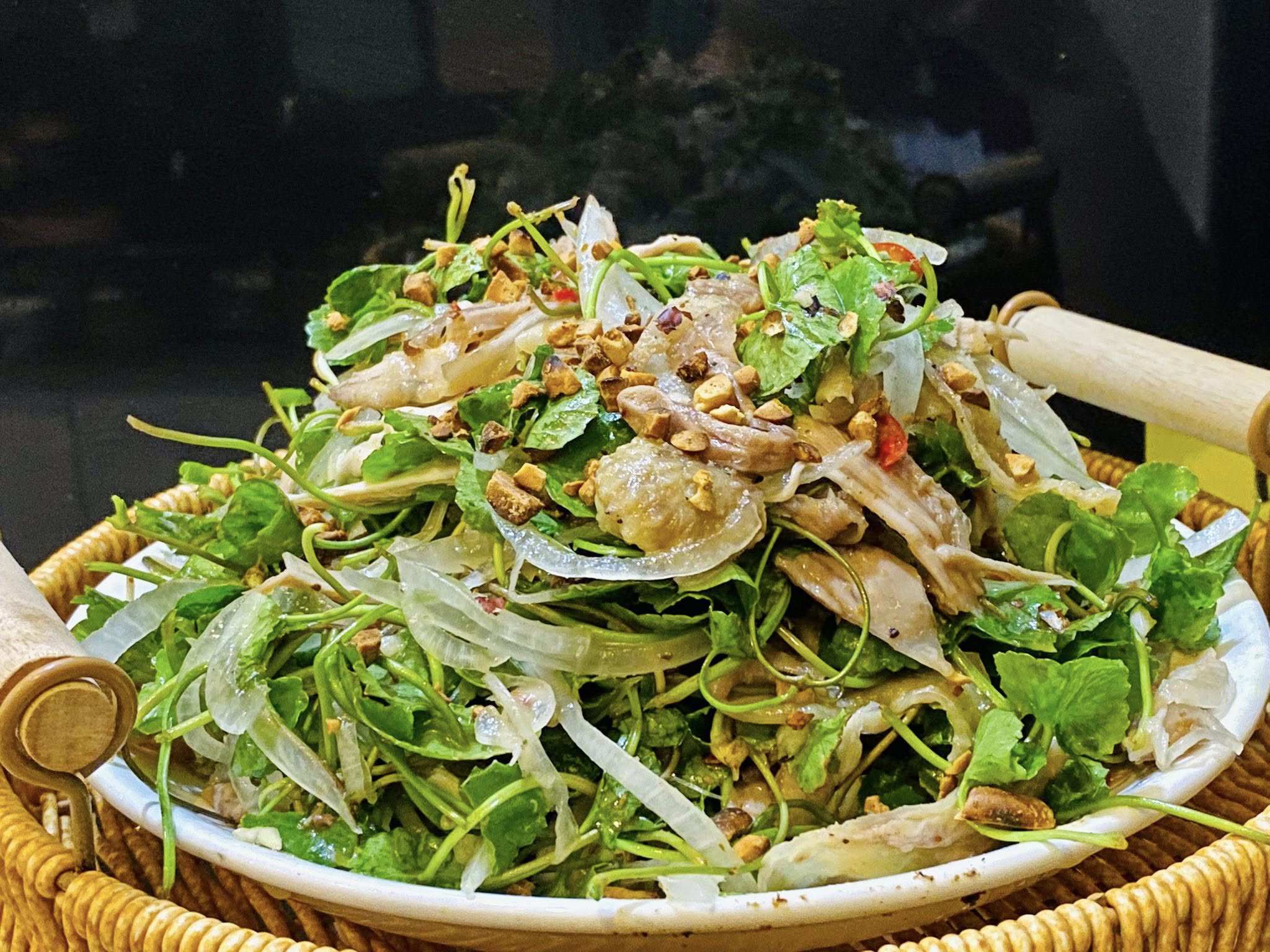 Trộn gà cùng chút đường, hạt&nbsp;tiêu và bột canh cho ngấm gia vị. Sau đó thêm hành tây, rau má và nước trộn gỏi vào đảo đều. Sau khi bày ra đĩa thì rắc thêm lạc rang giã dập là có thể thưởng thức.