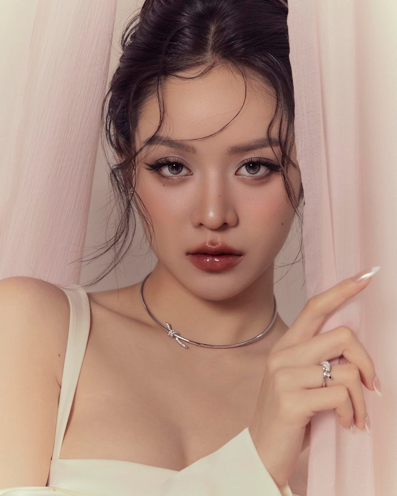 Đặc biệt nhất là Thanh Thủy đang có quan hệ thân thiết với nhiều thương hiệu thời trang cao cấp, thường xuất hiện trong các sự kiện hoặc chụp ảnh giới thiệu bộ sưu tập mới của hãng.