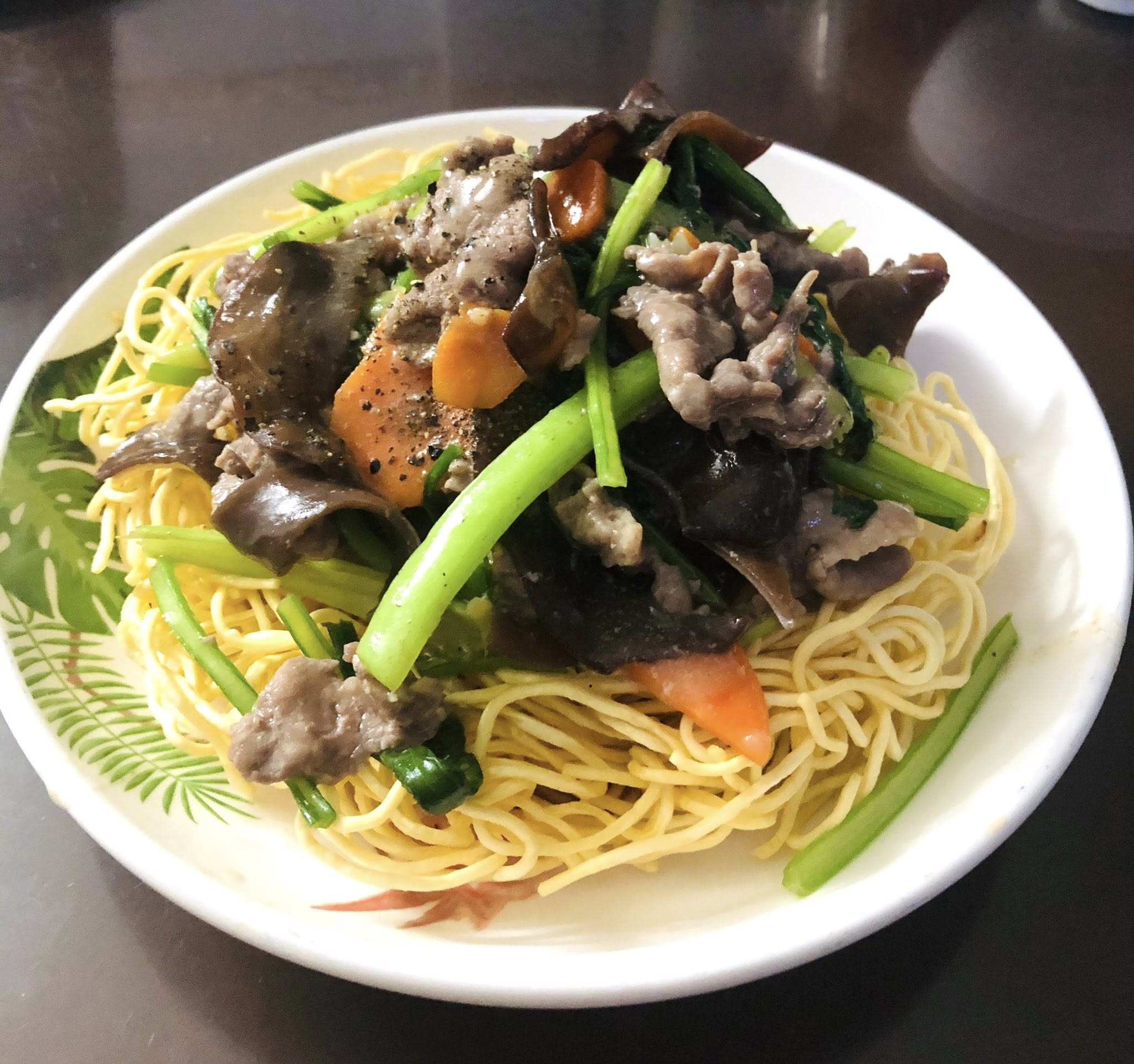 Sợi mì giòn tan, ăn kèm thịt và rau củ xào quyện trong phần nước sốt sánh ngậy vô cùng hấp dẫn.