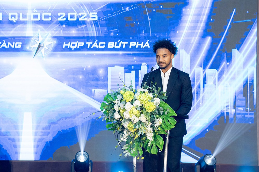 Cầu thủ Xuân Son - Đại sứ thương hiệu Inmax góp mặt trong buổi hội nghị Đại lý toàn quốc năm 2025.