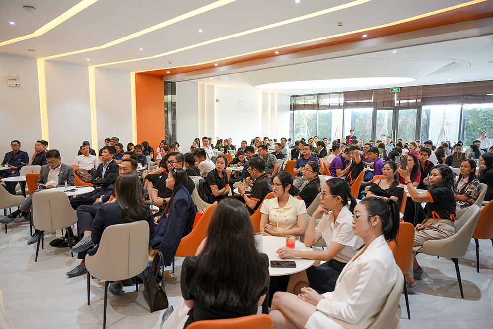 Đông đảo khách hàng và nhà đầu tư đến trải nghiệm trực tiếp căn hộ mẫu The Aspira.