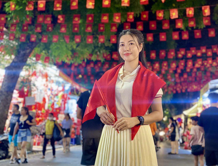 Giới trẻ nô nức đến Hà Nội chụp ảnh mừng kỷ niệm 80 năm ngày Quốc khánh 2/9.