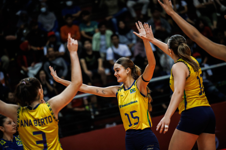 Helena (số 15) là cầu thủ hay nhất của Brazil ở giải bóng chuyền nữ U21 vô địch thế giới mới kết thúc