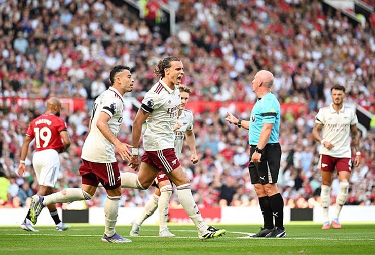 Riccardo Calafiori ăn mừng bàn thắng vào lưới Man United
