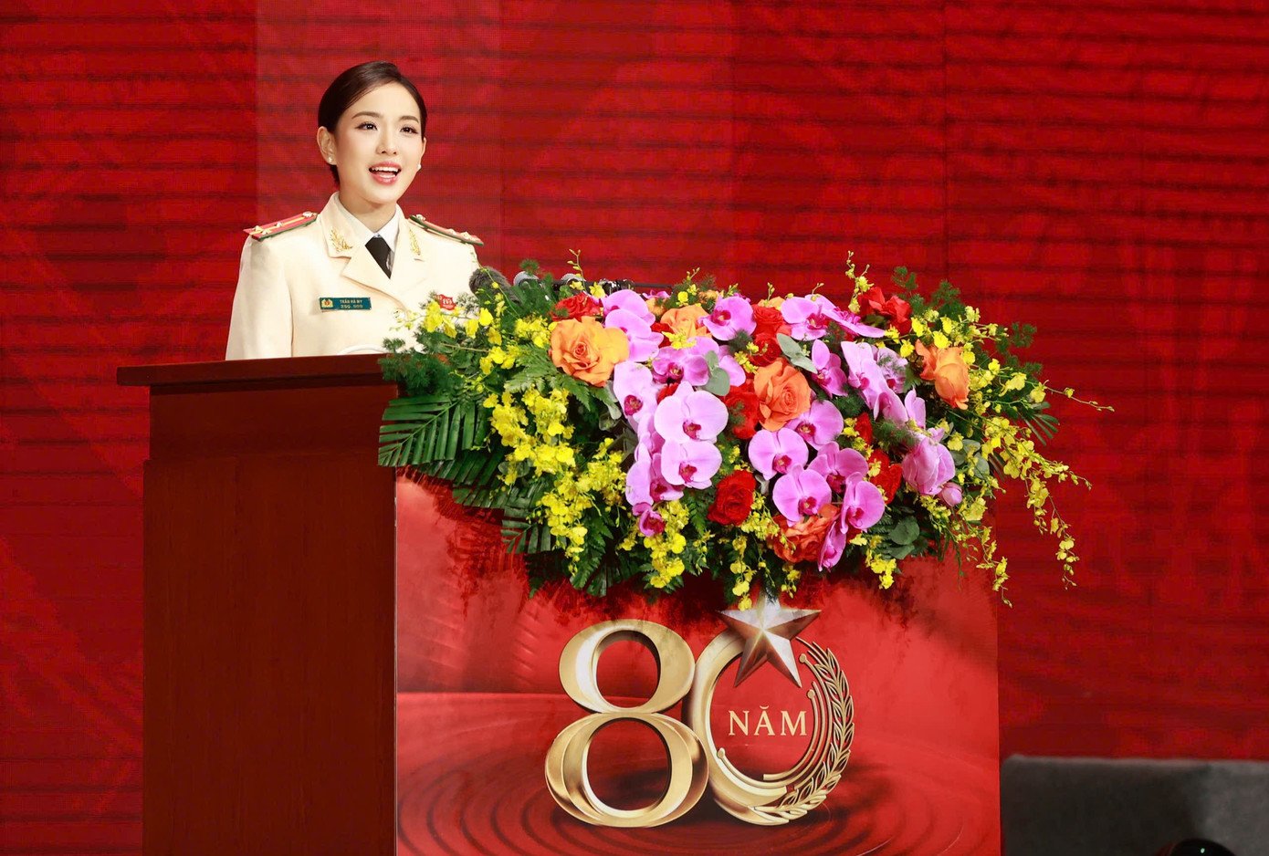 Nữ thượng uý đại diện tuổi trẻ phát biểu tại Lễ kỷ niệm 80 năm Ngày truyền thống Công an nhân dân - 1