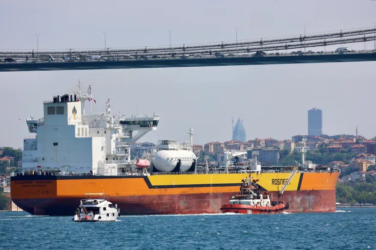 Tàu chở dầu&nbsp;Vladimir Monomakh của Nga đi qua eo biển Bosphorus ở Istanbul, Thổ Nhĩ Kỳ (ảnh: Reuters)&nbsp;