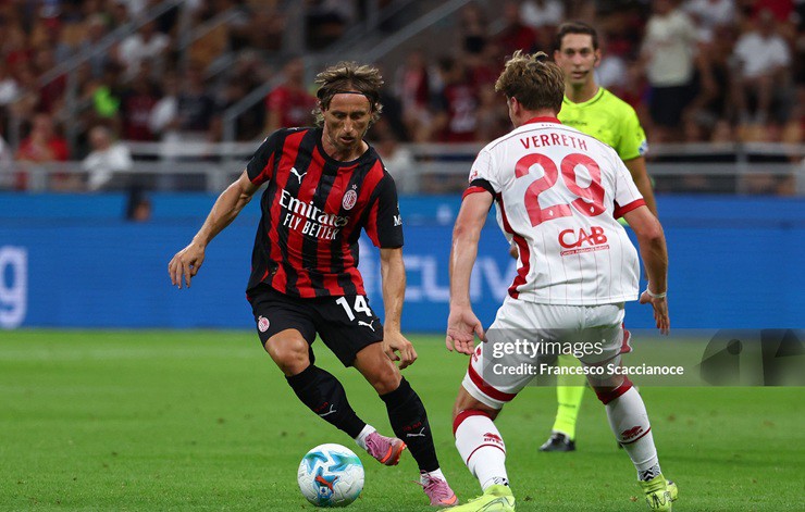 Modric đánh dấu trận ra mắt chính thức trong màu áo AC Milan