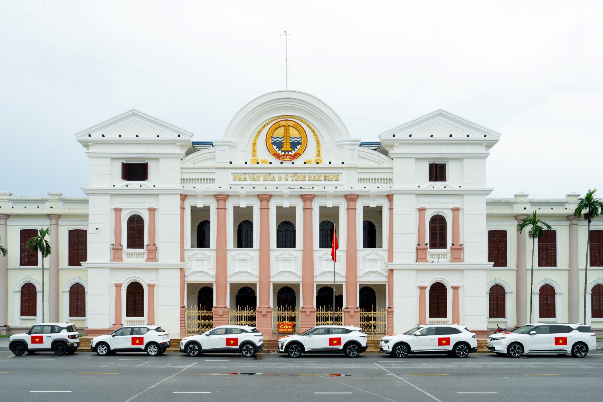 VinFast tặng 100.000 bộ decal Quốc kỳ mừng 80 năm Quốc Khánh - 1