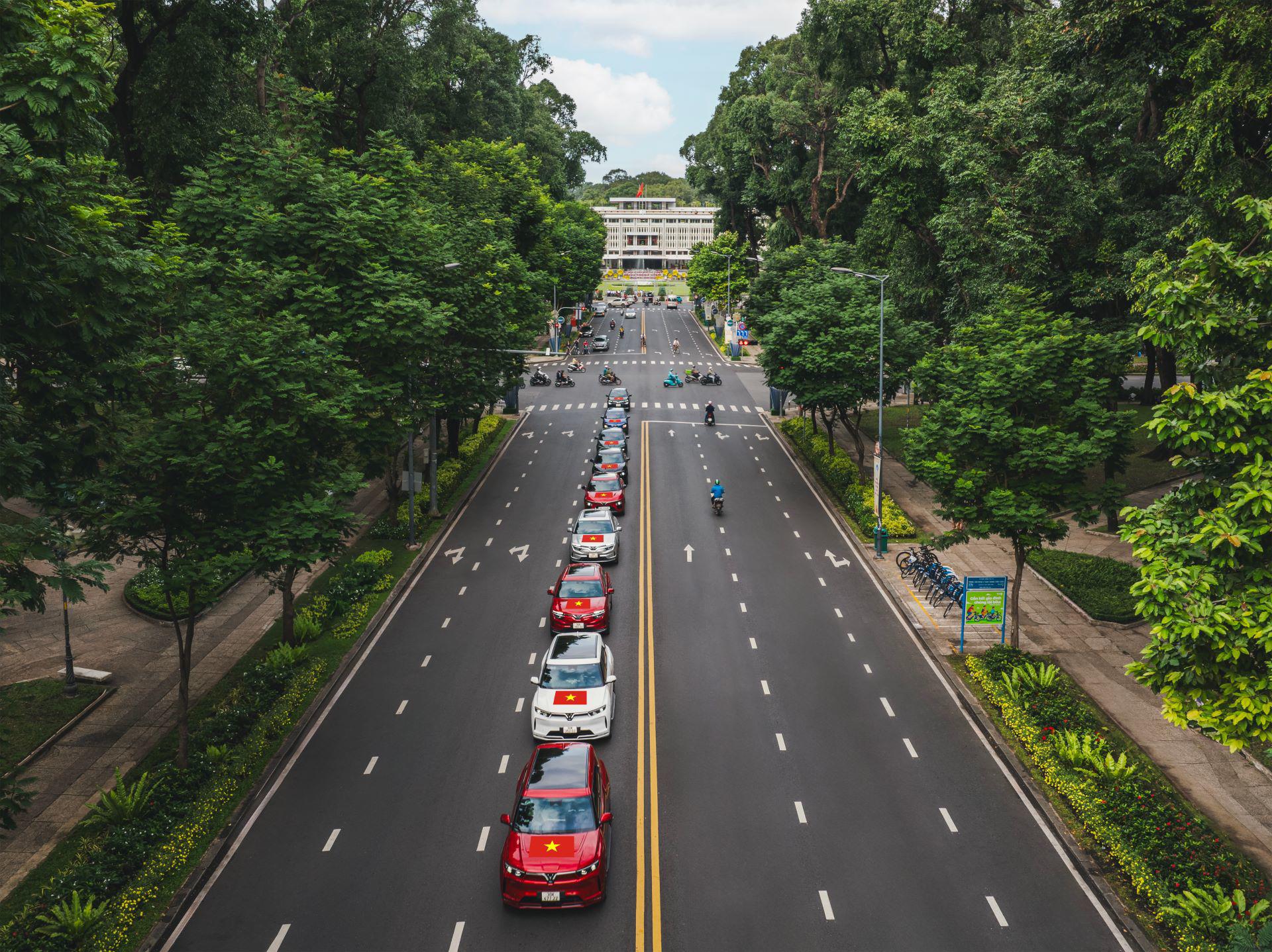 VinFast tặng 100.000 bộ decal Quốc kỳ mừng 80 năm Quốc Khánh - 2