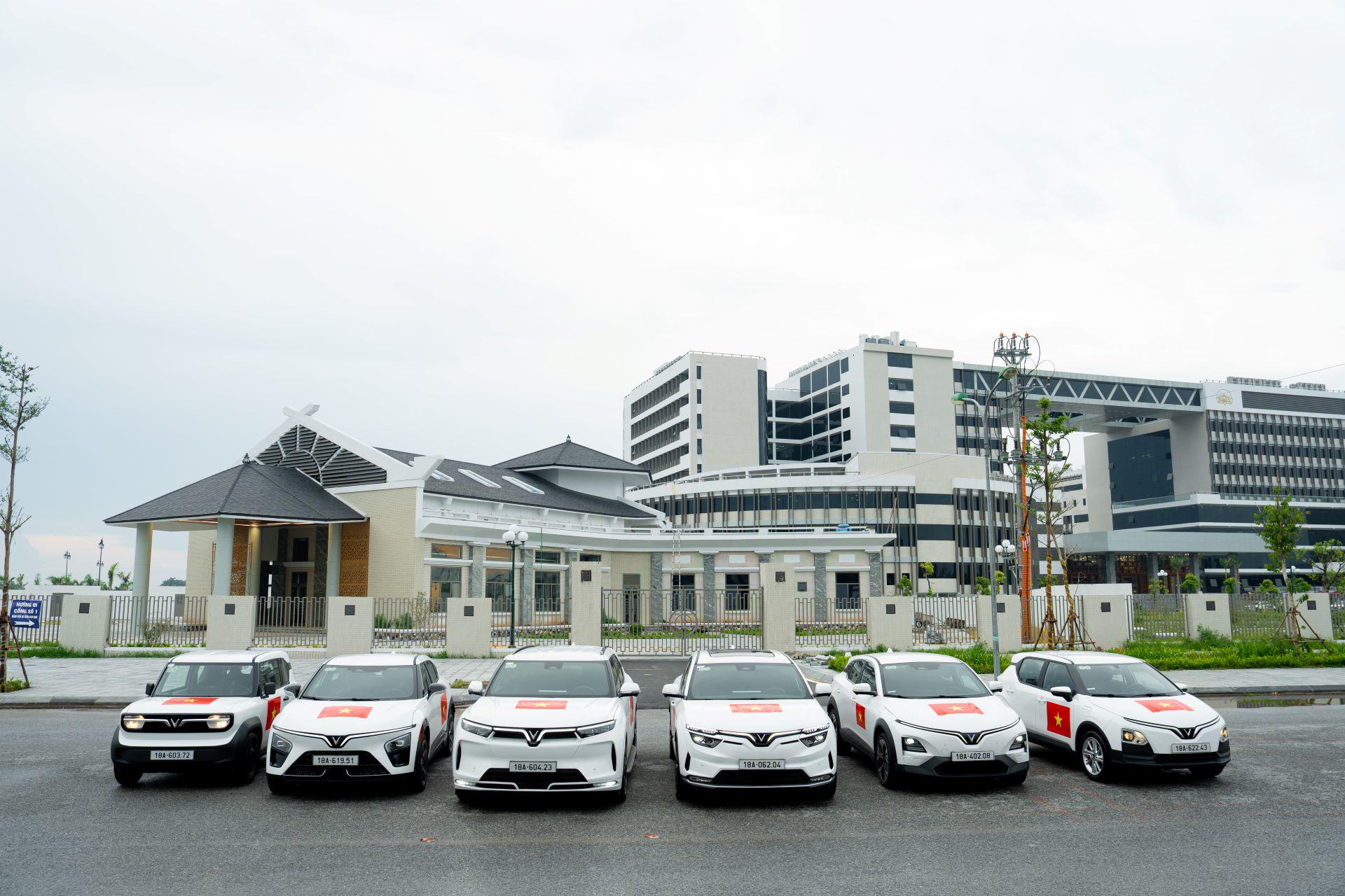 VinFast tặng 100.000 bộ decal Quốc kỳ mừng 80 năm Quốc Khánh - 4