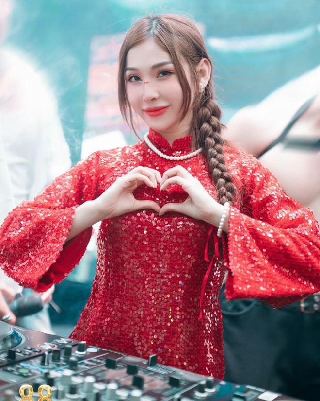 Nữ DJ xinh đẹp trong tà áo dài truyền thống&nbsp;