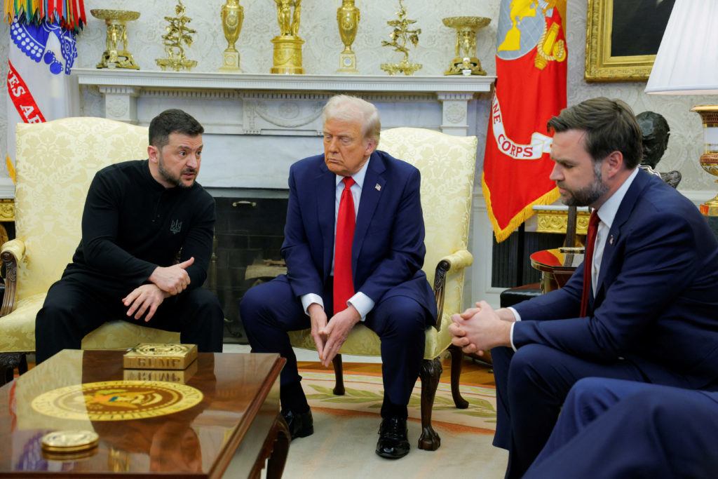 Tổng thống Mỹ Donald Trump và Phó Tổng thống J.D. Vance tỏ ra không hài lòng với ông Zelensky trong cuộc gặp hồi tháng 2 năm nay. Ảnh: Reuters.